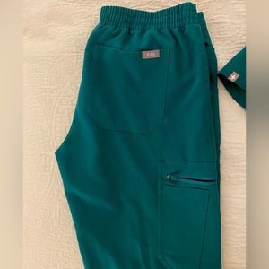 Yola Figs scrub pants in Small Petite. Like new, worn once. Hunter green color